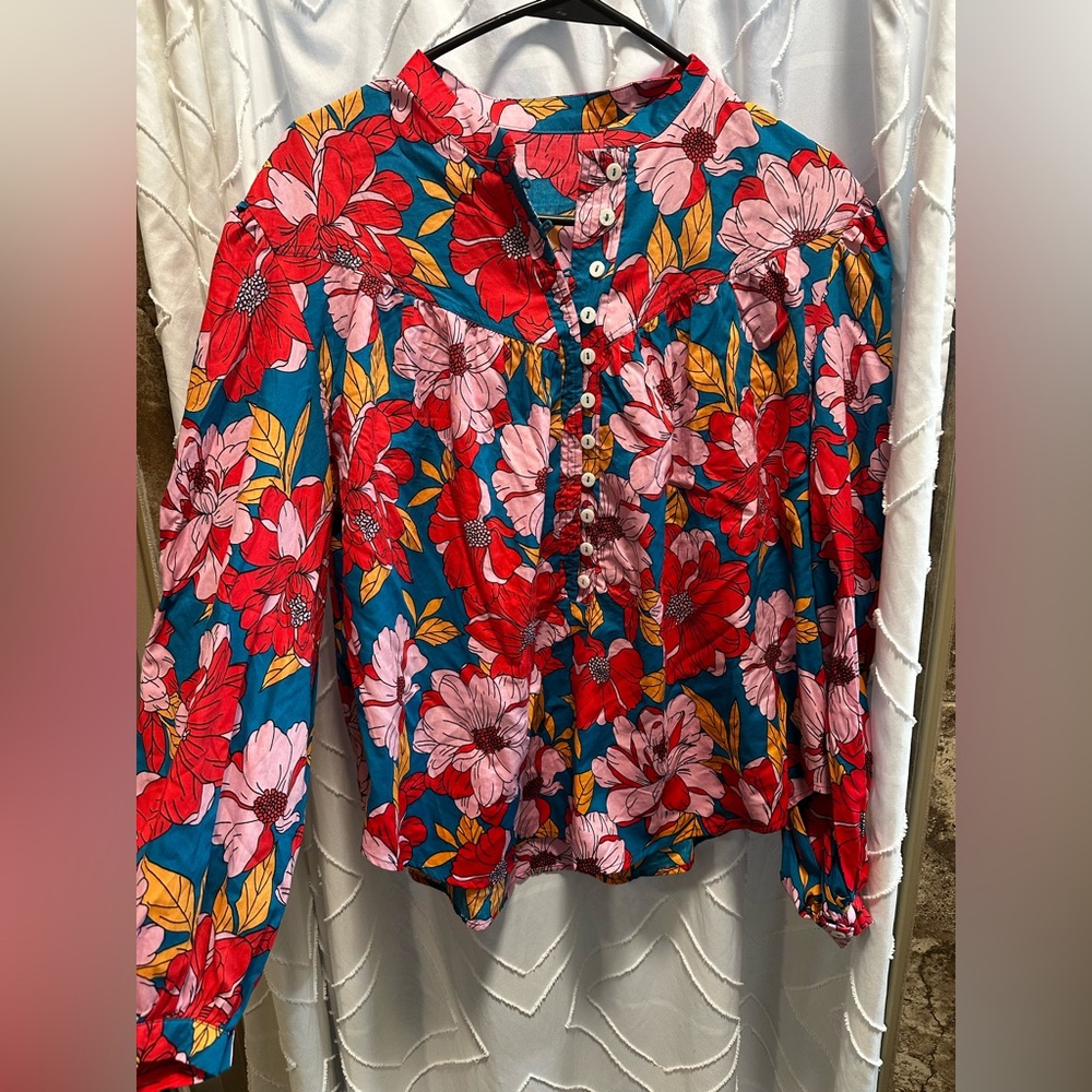 Vibrant and colorful blouse. Size Large